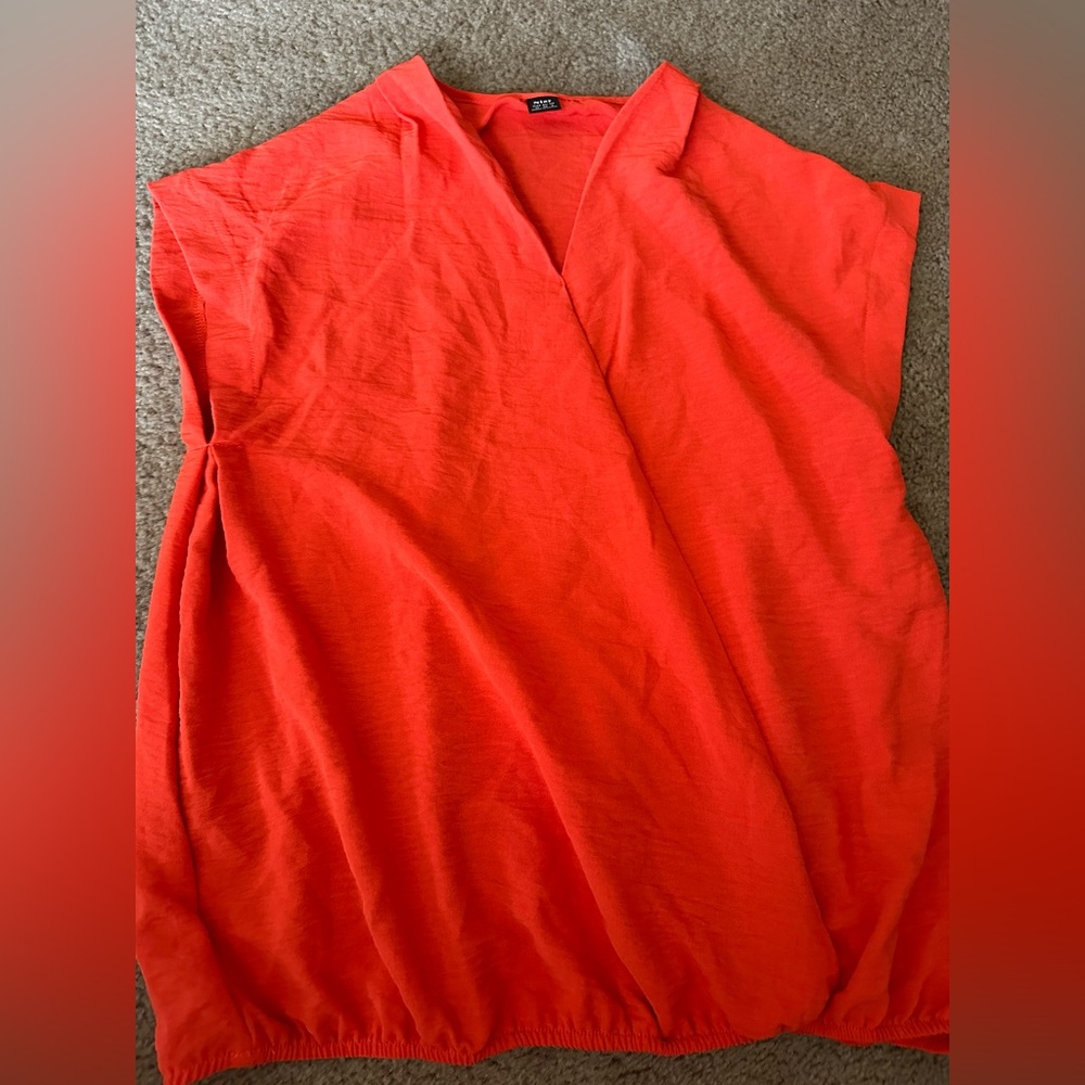 Super cute orange dressy shirt, open back ‼️NEVER WORN‼️
